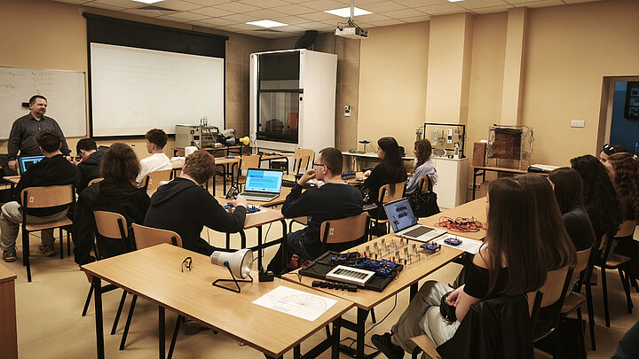 Uczniowe w sali laboratoryjnej